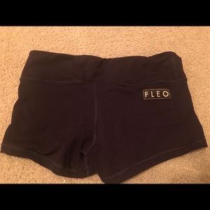 FLEO solid print navy blue shorts, medium